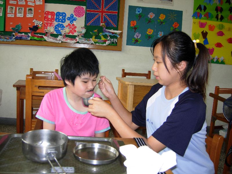 中午協助餵餐小義工.JPG 中午協助餵餐小義工.JPG